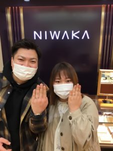 にわかの指輪着用した夫婦の写真